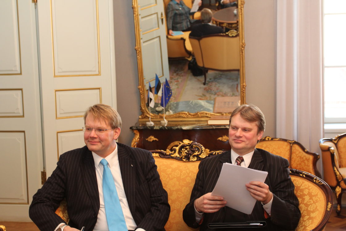 Eesti suursaadik ÜRO juures Genfis Jüri Seilenthal  ja välissuhete osakonna juhataja Rein Oidekivi